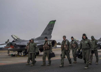 F-16 pilots from the 180th Fighter Wing, Ohio Air National Guard, walk toward the terminal at Amari Air Base, Estonia, Jan. 14, 2018. (DoD photo by MC3 Cody Hendrix)