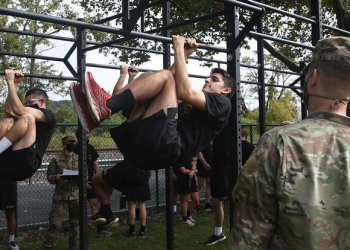 Maj. Nathaniel Stickney counts the amount of leg tucks a cadet performs during the Leg Tuck portion of the Army Combat Fitness Test at West Point, Sept. 6, 2020. (U.S. Army/Eric Bartelt)