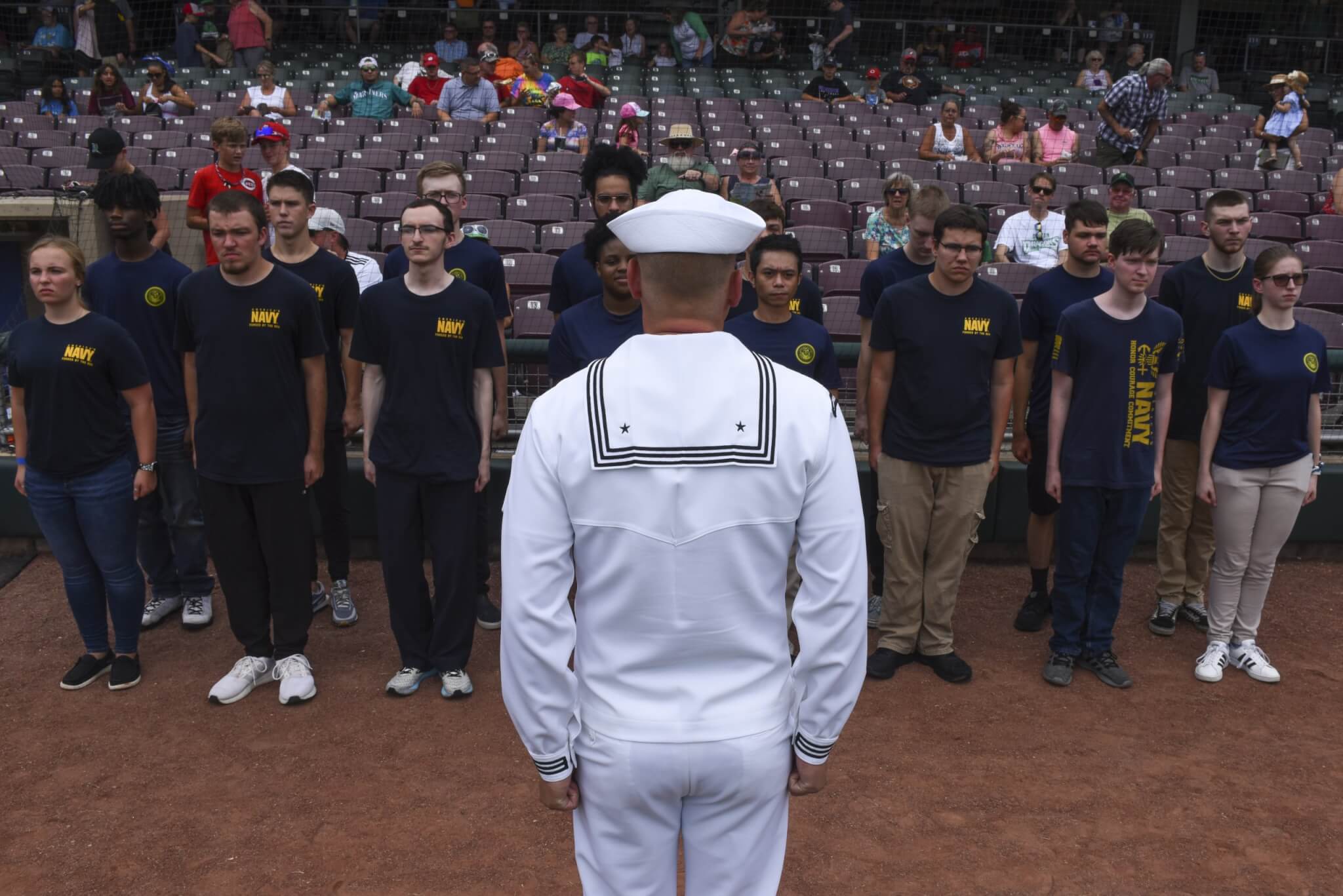 Navy offers future sailors, priorservice military up to 115K in