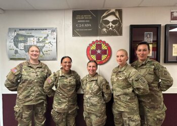 Melissa Novotny (left) pictured with fellow soldiers.