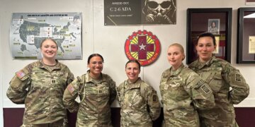 Melissa Novotny (left) pictured with fellow soldiers.