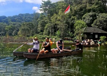 Robert Simpson, Miguel Mendoza-Lopez, Becca Archambo and Kevin Wariner enjoy Lake Tamblingan in Bali on a The Roaming Vet group trip. Photo by Mary Zimmerman.