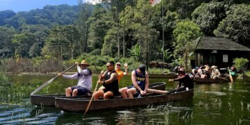 Robert Simpson, Miguel Mendoza-Lopez, Becca Archambo and Kevin Wariner enjoy Lake Tamblingan in Bali on a The Roaming Vet group trip. Photo by Mary Zimmerman.